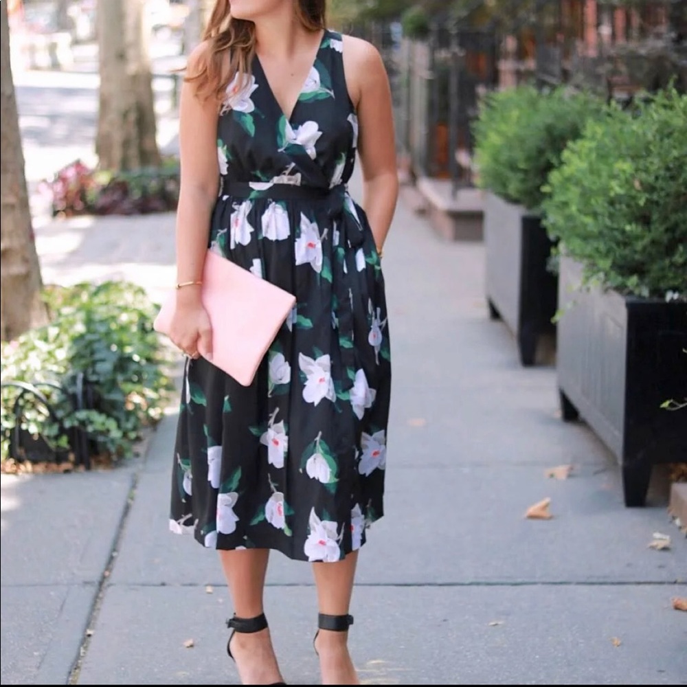 Banana Republic wrap Black dress sleeveless size 4, pockets!